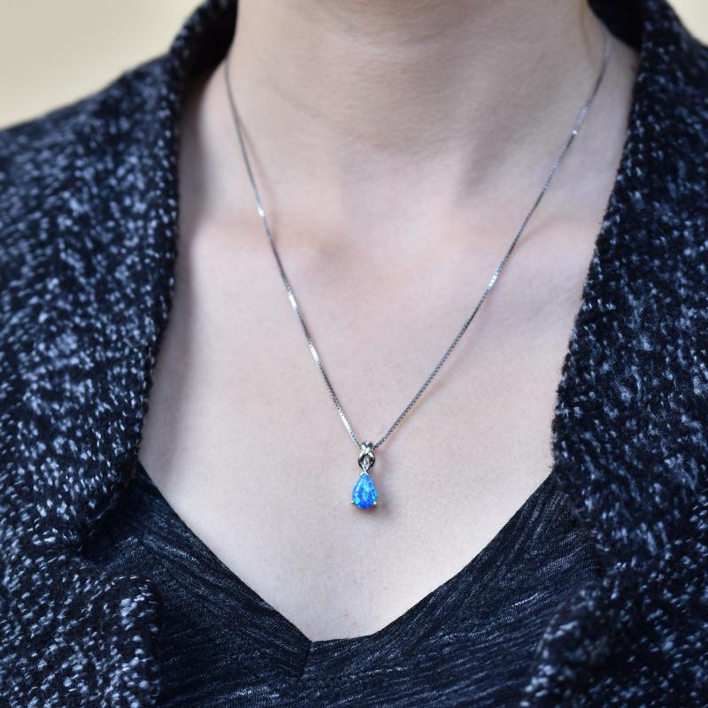 Silber Kette mit blauem Opal auf dem Hals 26113