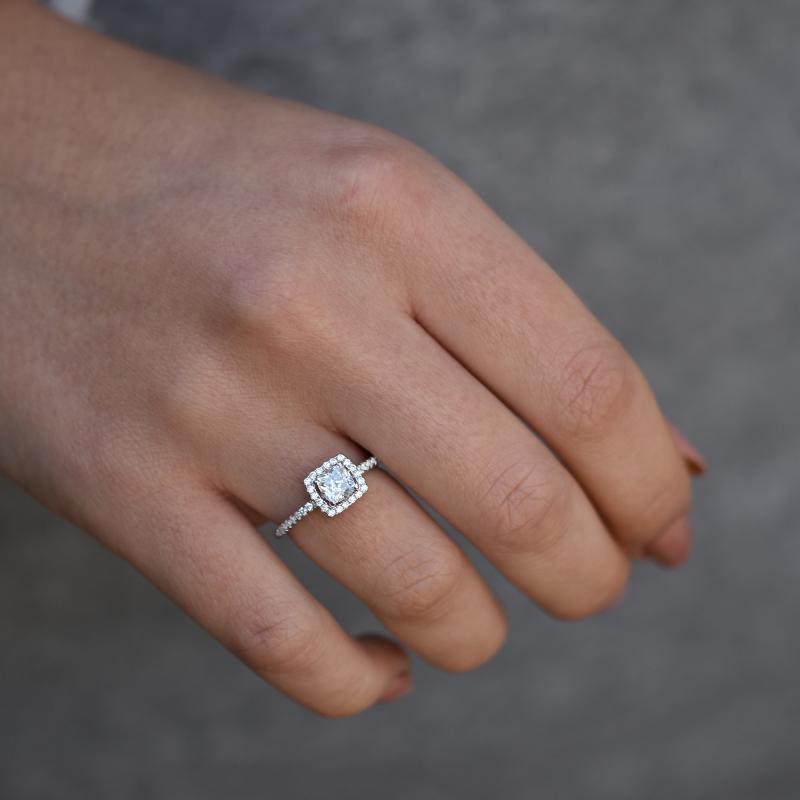 Diamantring auf dem Finger 36263