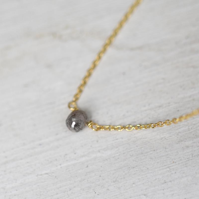 Goldene Halskette mit grauem Diamanten-Tropfen Vebrina 37033