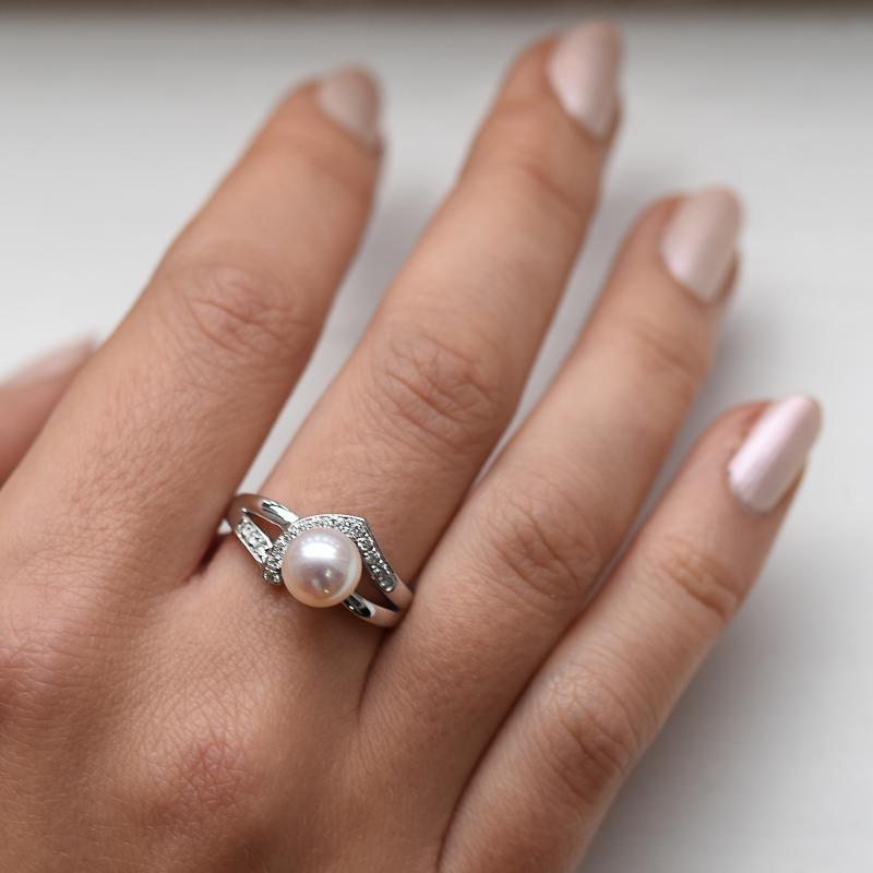 Diamantring mit Perle auf dem Finger 3873