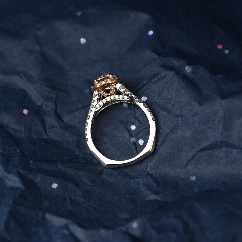 Goldener Verlobungsring mit Diamanten auf dem dunkel Hintergrund 48103