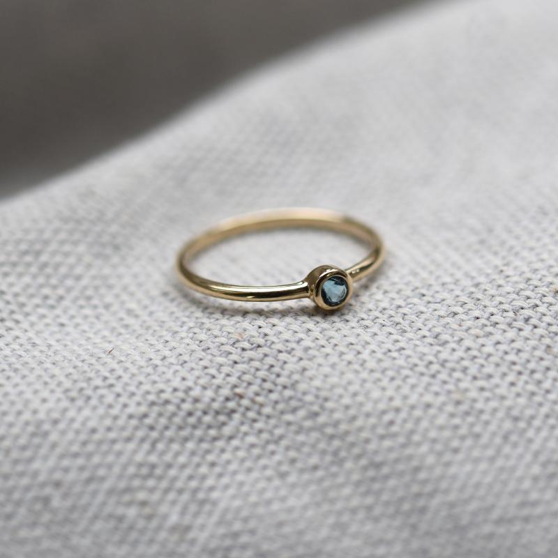 Goldener minimalistischer Ring mit London Topas Emilien 49223