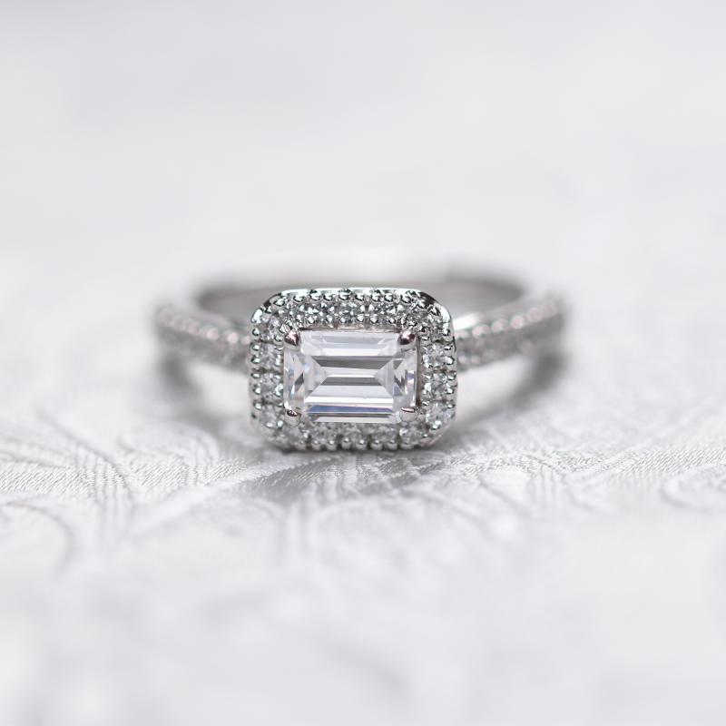 Ring mit Diamanten im Halo-Stil 49593