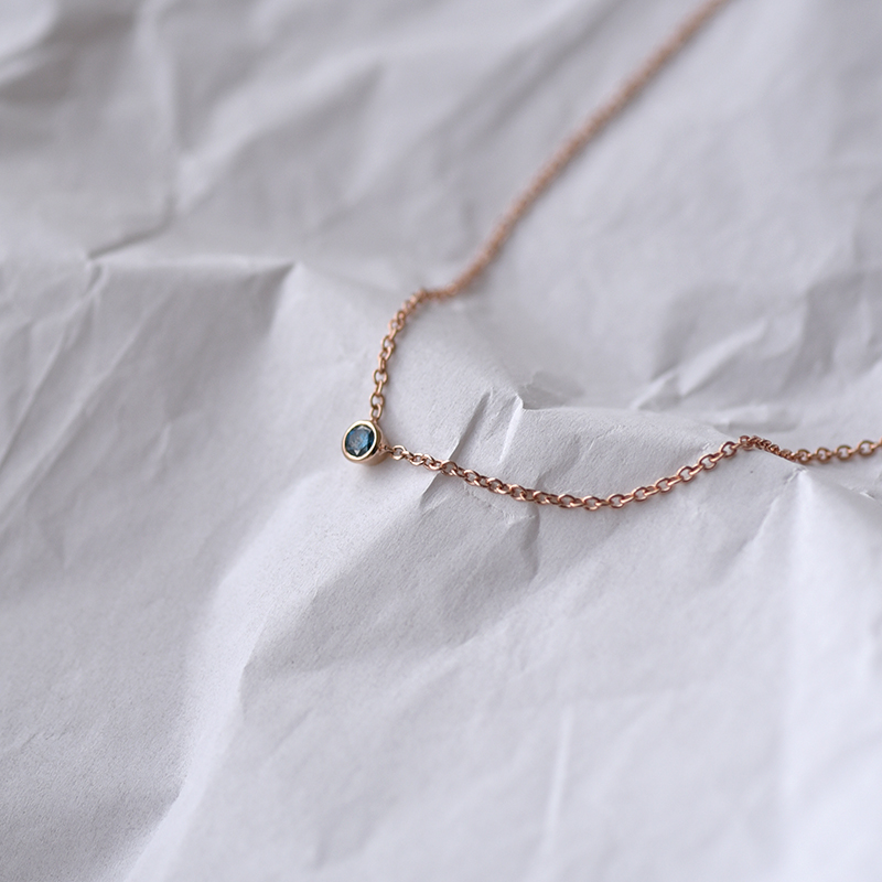 Minimalistische Halskette aus Gold mit blauem Diamanten Glosie 62573