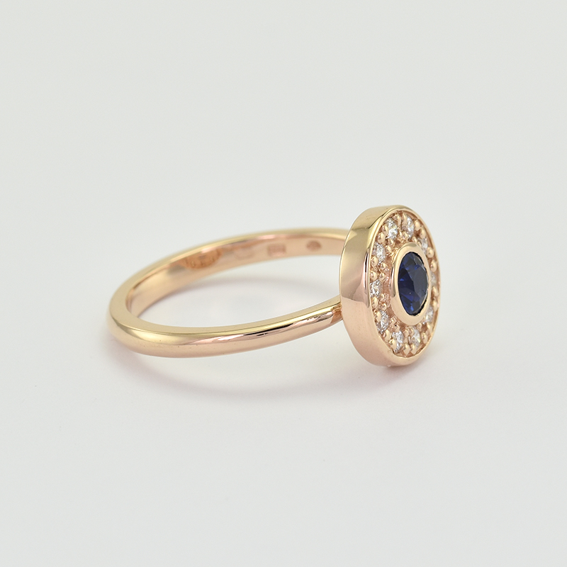 Ring mit blauem Saphir