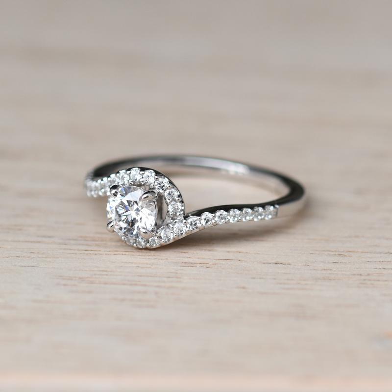 Eleganter Verlobungsring mit Moissanit und Lab Grown Diamanten Elaina 66183