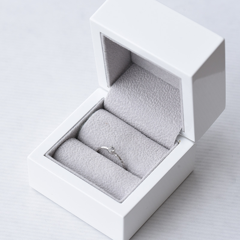Goldener minimalistischer Ring mit Mondstein Emilien 69673