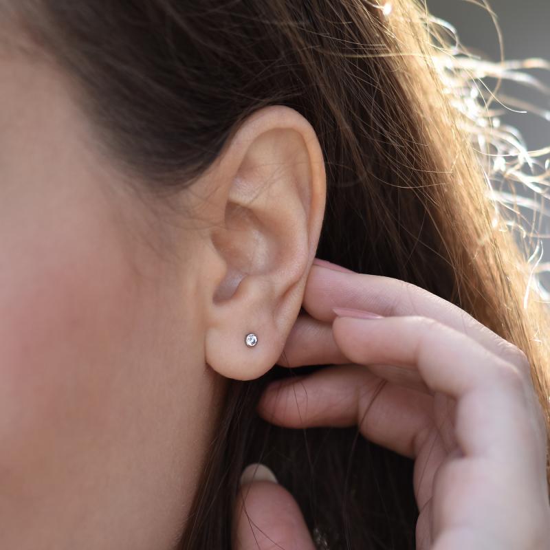 Minimalistische Bezel Ohrringe aus Platin mit Diamanten Corinna 71043