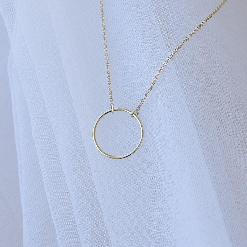Goldene Halskette in minimalistischer Form Karma