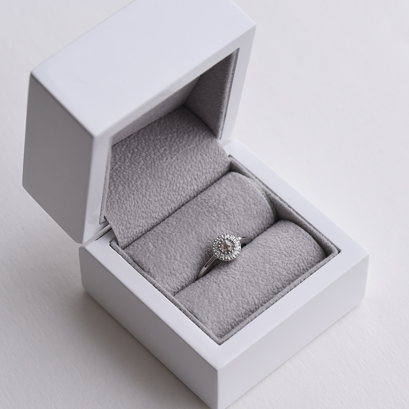 Goldener Verlobungsring mit salt and pepper Diamant Tafne Eppi.de