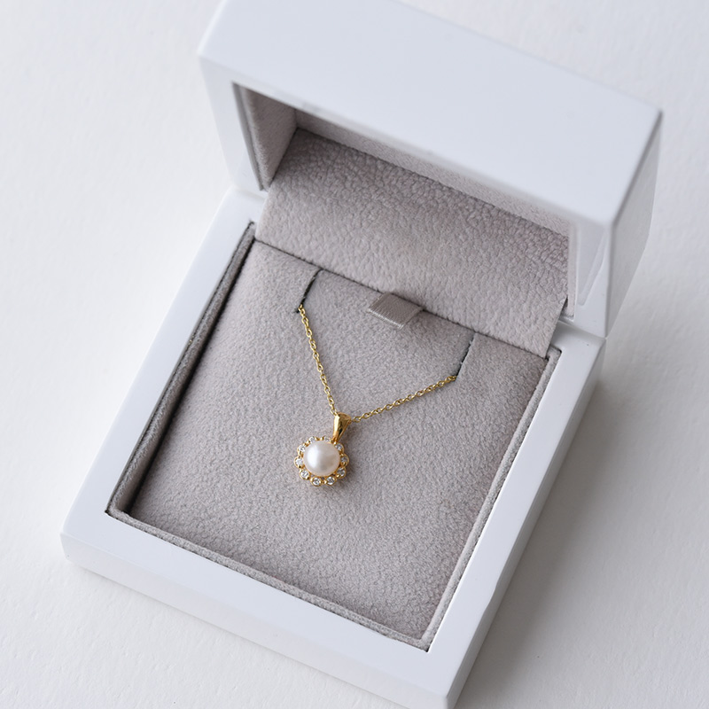Goldene Halo-Halskette mit Perle und Diamanten Elizabella 74403