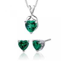 Silberne Kollektion mit simulierten Smaragden in Herzform Ninad 