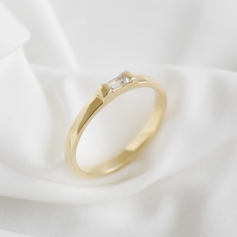 Goldener Ring mit weißen Baguette-Saphir Xenia 92693