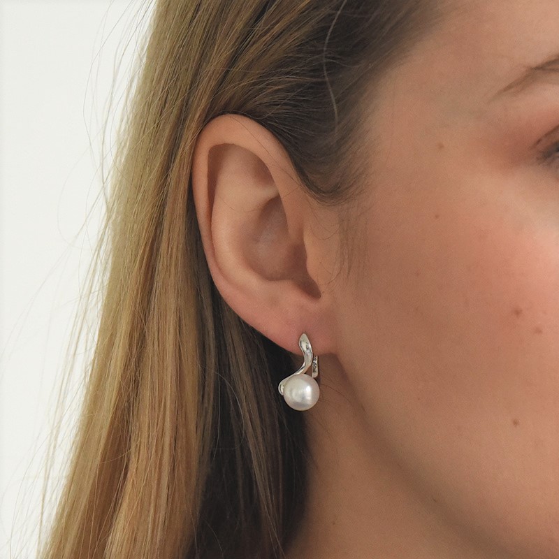 Silberne Ohrringe mit weißen Perlen Scarlet 105034