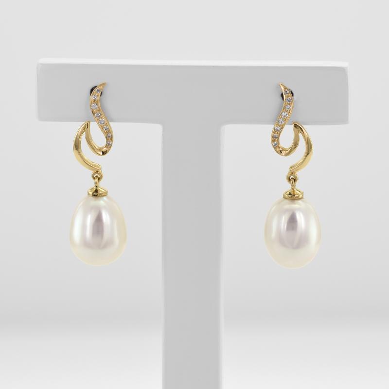 Goldene Ohrringe mit Perlen 10844