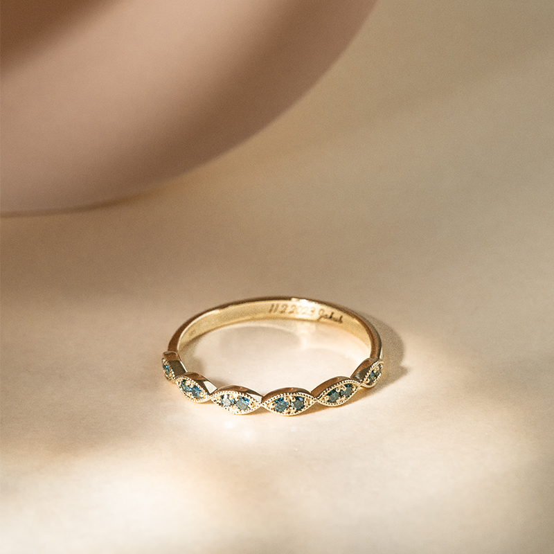 Zarter Memoire Ring mit blauen Diamanten Talita 120354