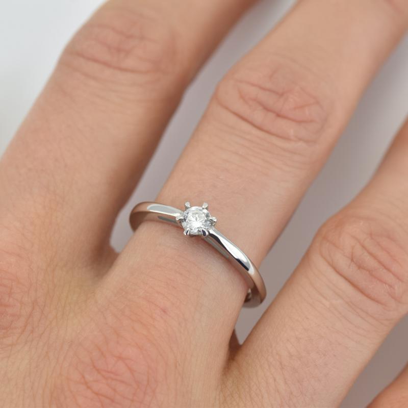 Verlobungsring mit Diamant im Rundschliff Rima 15534