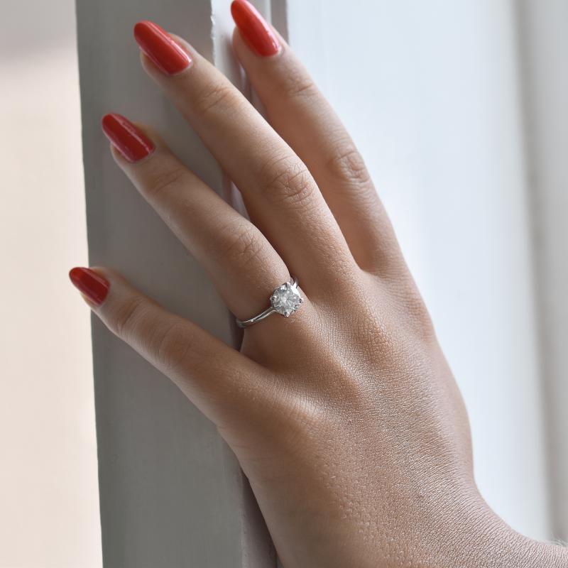 Finger mit goldenem Moissanit-Ring 22134