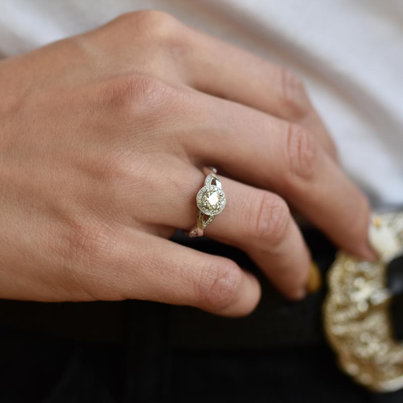 Finger mit Verlobungsring mit Diamanten 28754