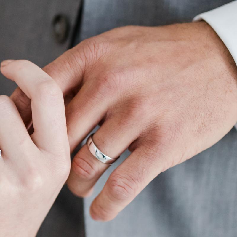 Ring für Hochzeit für Herren auf dem Finger 39484