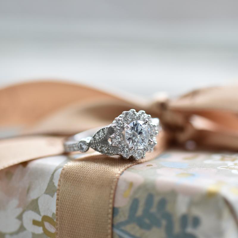 Verlobungsring mit Diamant im Halo-Stil Uviola 40624