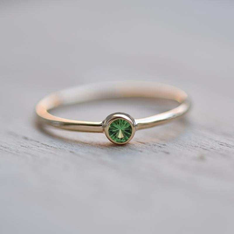 Goldener minimalistischer Ring mit Tsavorit Granat Emilien 41354