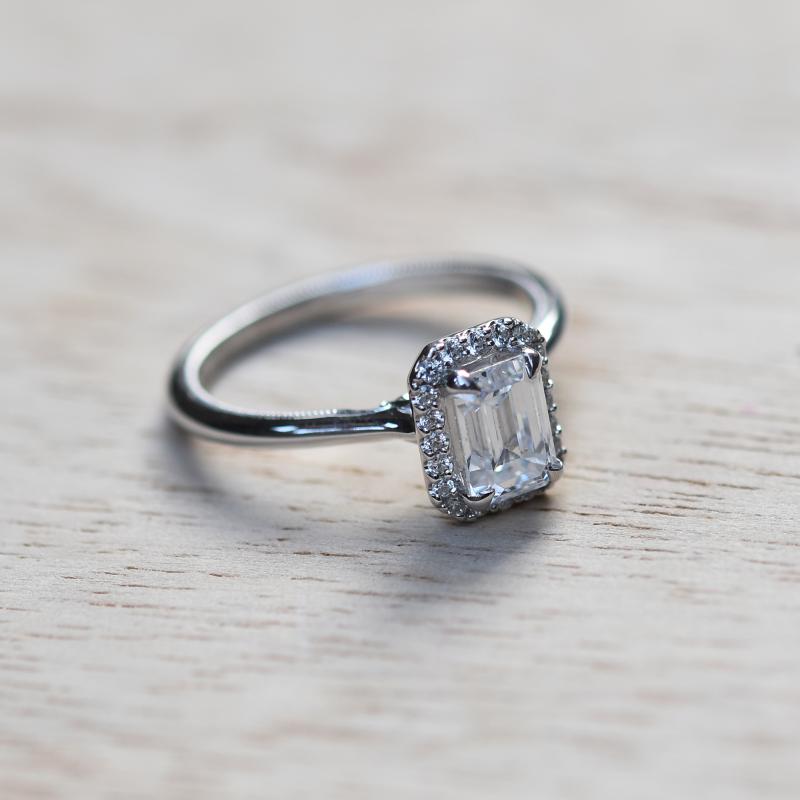 Verlobungsring mit Diamant in Smaragd-Schliff 49484