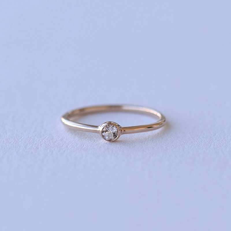 Goldener minimalistischer Ring mit Morganit Camellia 62134