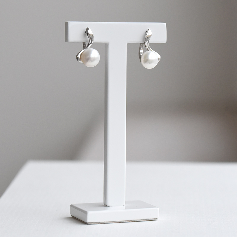 Silberne Ohrringe mit weißen Perlen Scarlet 74204