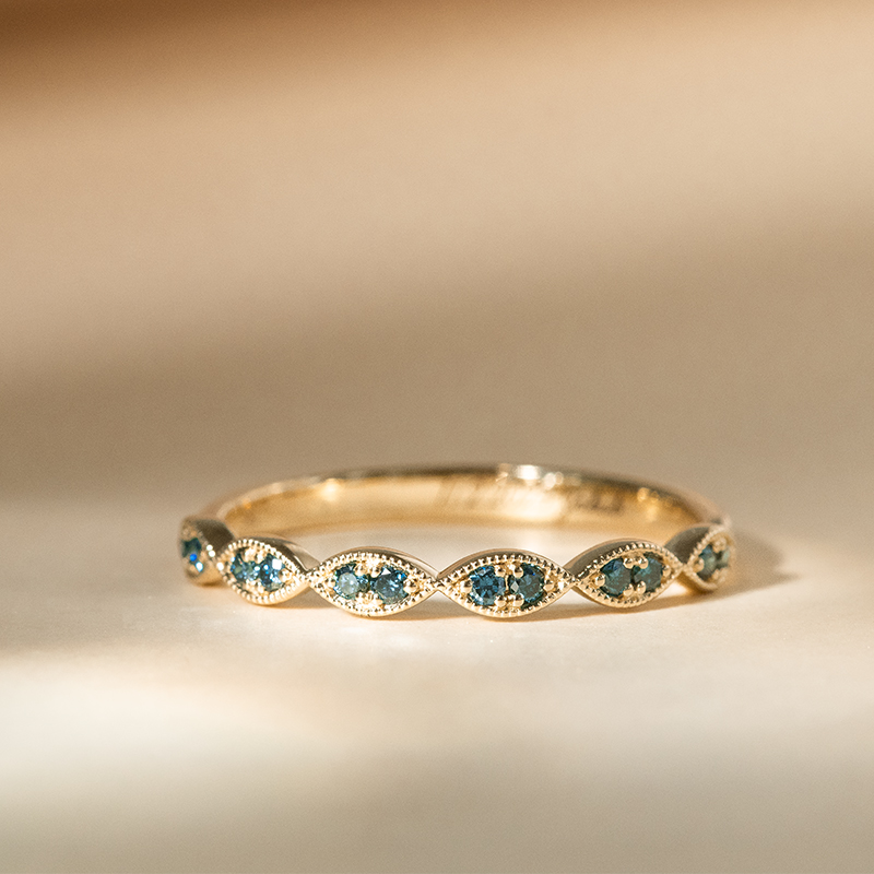 Zarter Memoire Ring mit blauen Diamanten Talita 120355