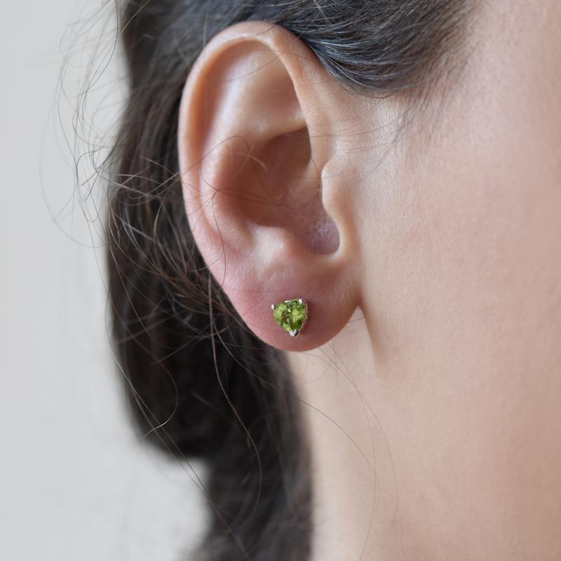 Olivin Herzchen Ohrringe auf dem Ohr 15205
