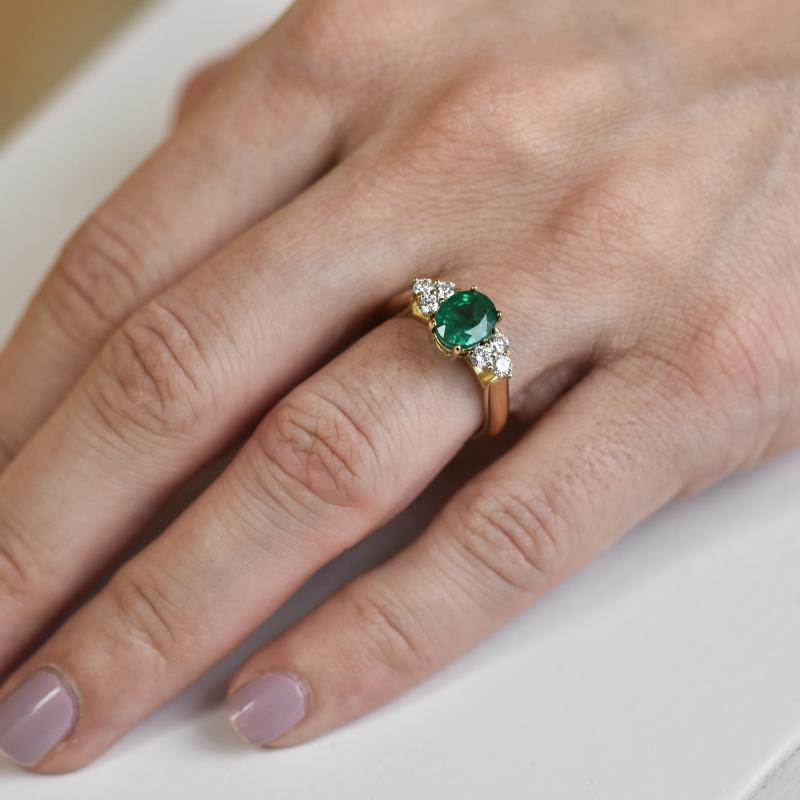 Ring aus Gold mit Smaragd und Diamanten 29475