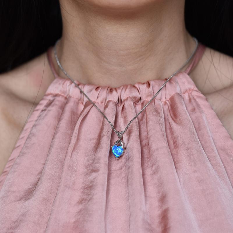 Hellblaues Herzchen Opal als Anhänger auf dem Hals 4565