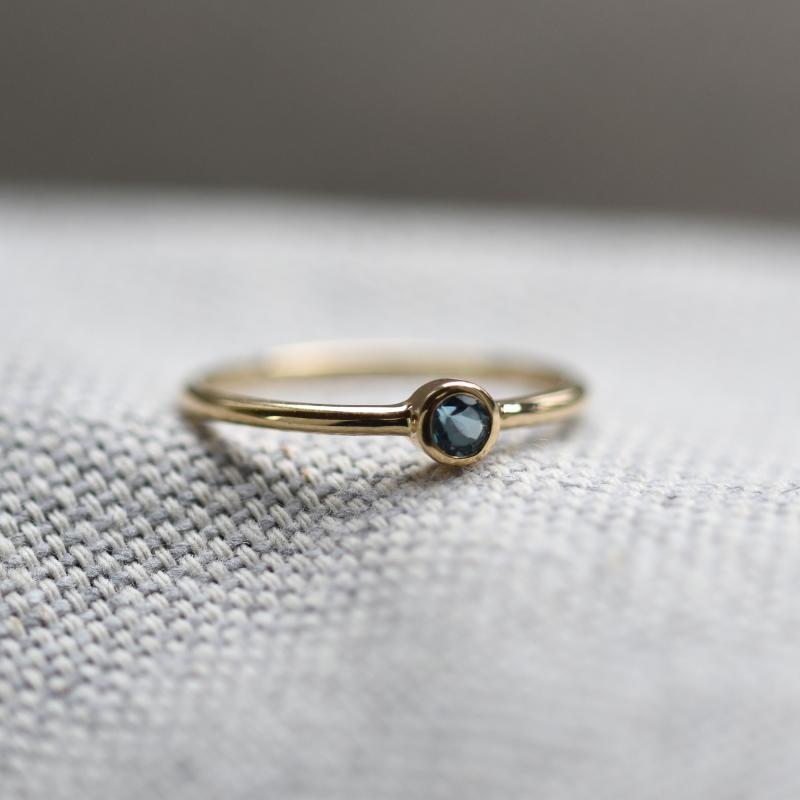 Goldener minimalistischer Ring mit London Topas Emilien 49225