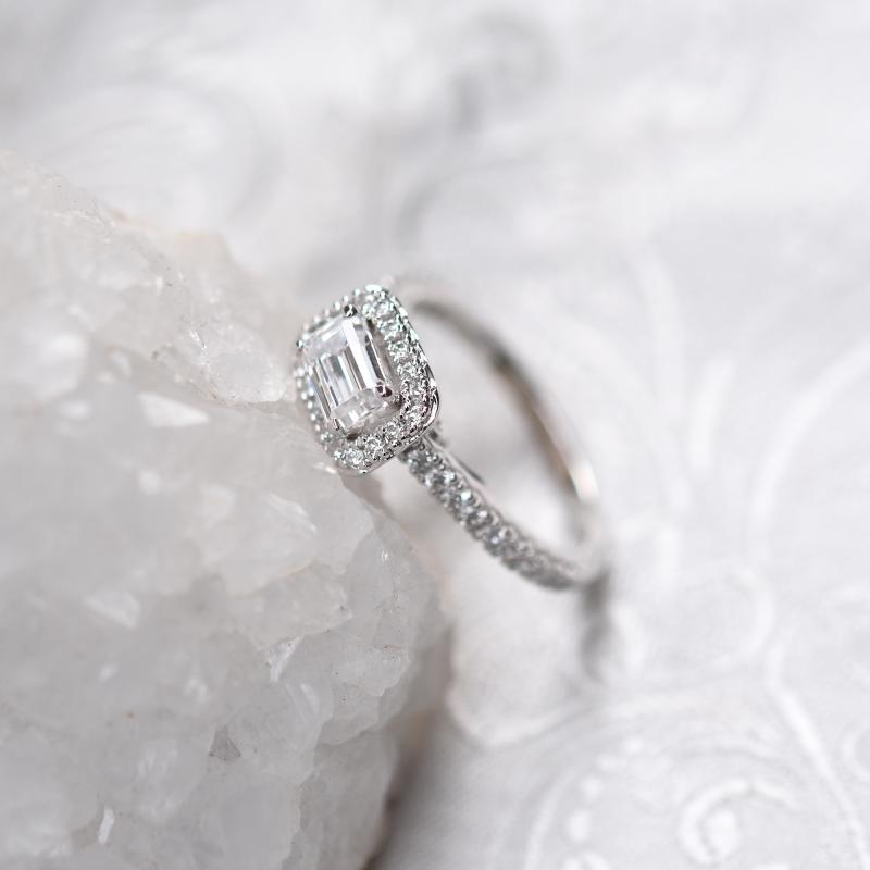 Goldener Verlobungsring im Halo-Stil mit Diamanten im Smaragd-Schliff 49595