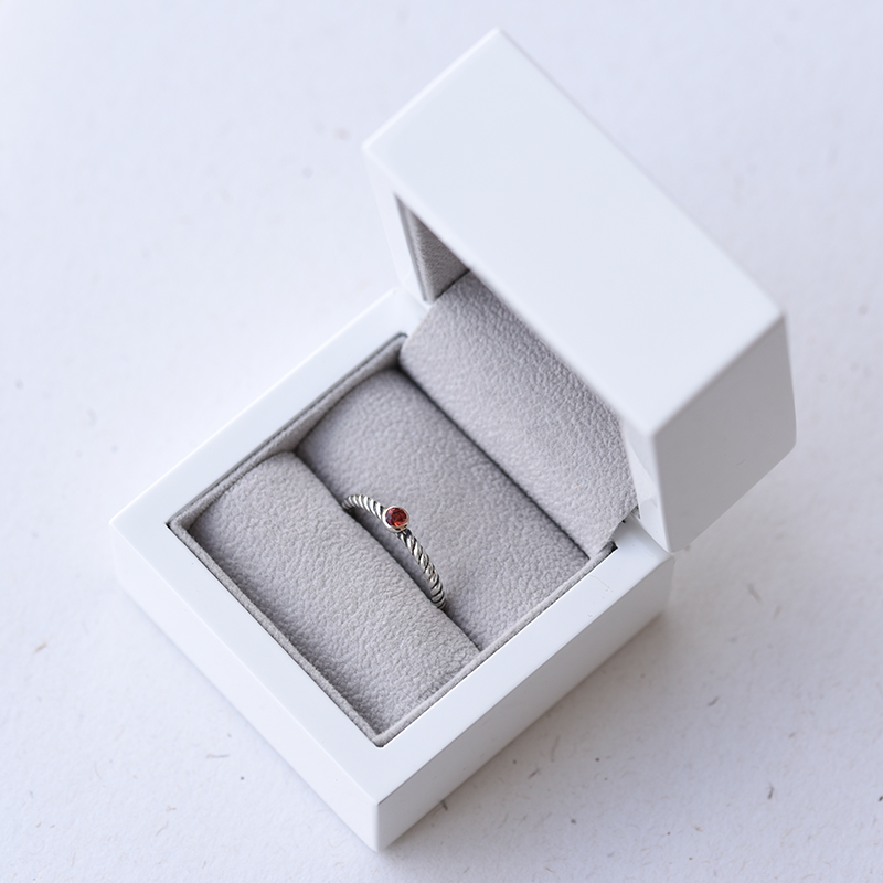 Ring in Silber mit Granat in Eppi-Geschenkbox 59105