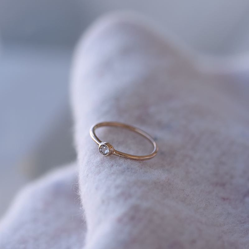 Goldener minimalistischer Ring mit Morganit Camellia 62135