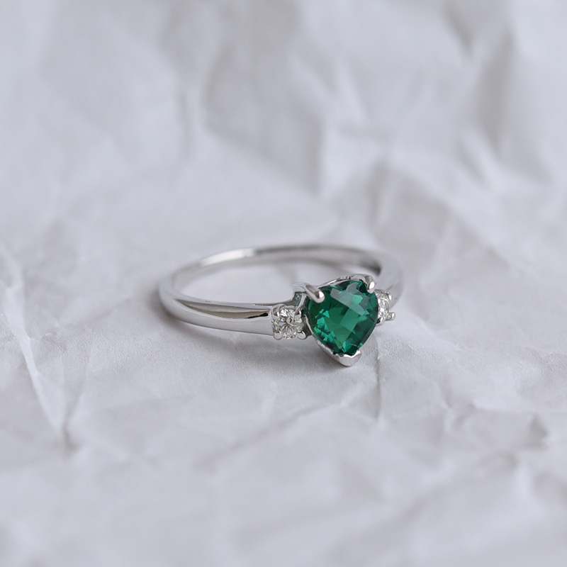Smaragd Ring mit Diamant