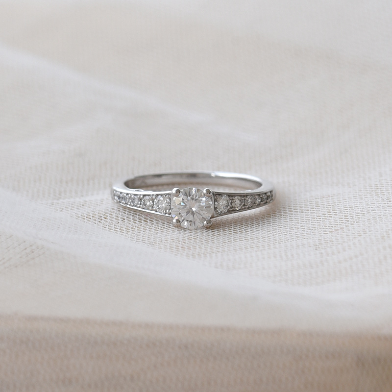 Vintage Verlobungsring mit Moissanit und Diamanten Amora 67355