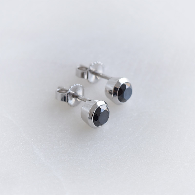 Bezel-Ohrringe mit schwarzen Diamanten Wetty 89345