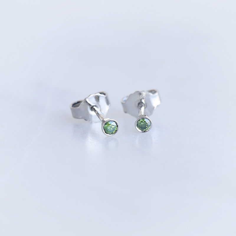 Bezel Ohrringe aus Platin mit grünen Diamanten Sarkis 90075