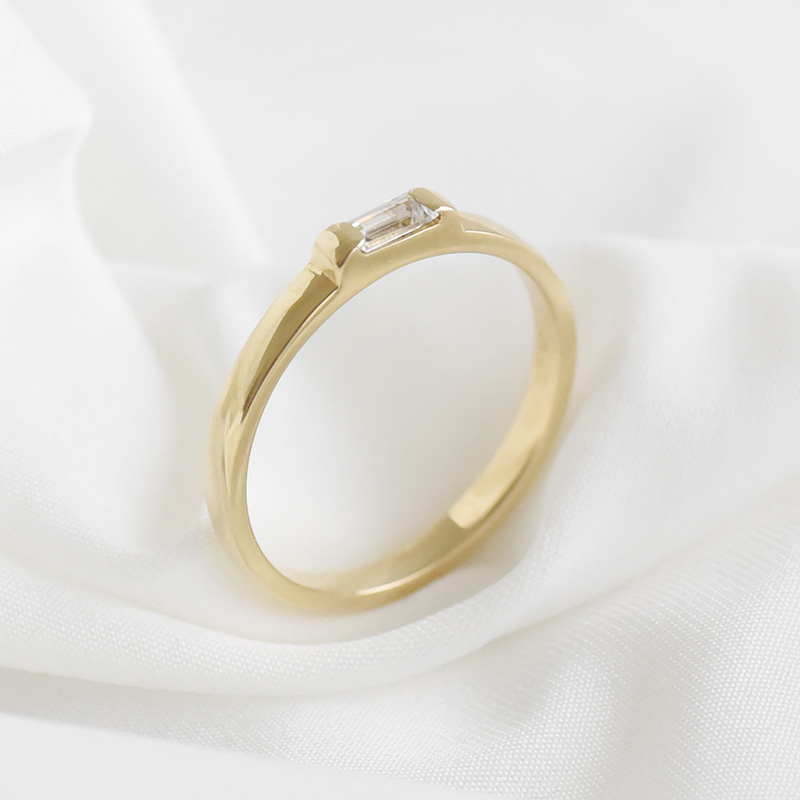Goldener Ring mit weißen Baguette-Saphir Xenia 92695
