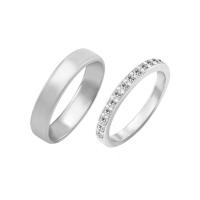 Eheringe aus Eternity-Ring mit Lab Grown Diamanten und einem breiten Komfort-Ring Amire