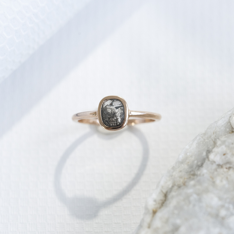 Ring mit einem Salt and Pepper Diamanten in Emerald-Form Christy 109876