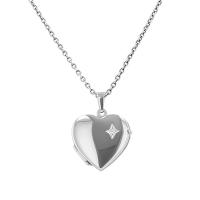 Medaillon aus Silber mit Diamant in Herzform Naila