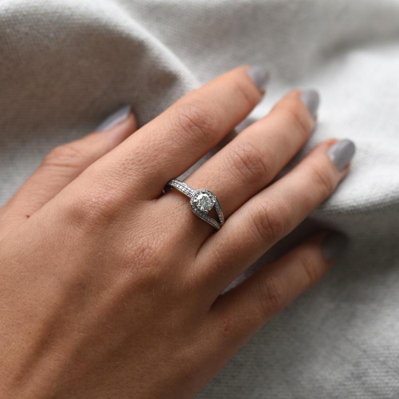Verlobungsring mit Diamanten auf dem Hand 15046