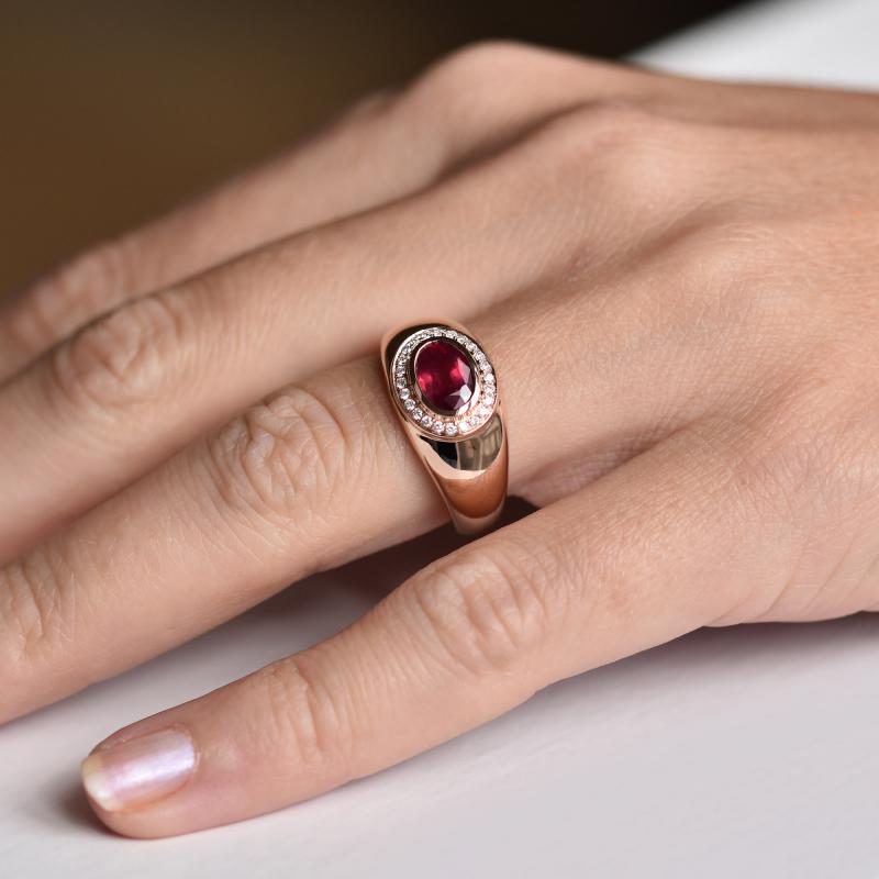 Finger mit Rubin-Ring und Diamanten 19606