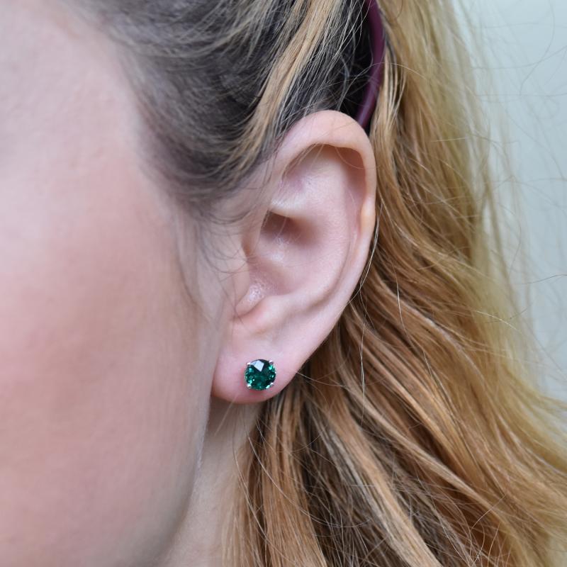 Ohrringe mit Smaragden auf der Dame 25666