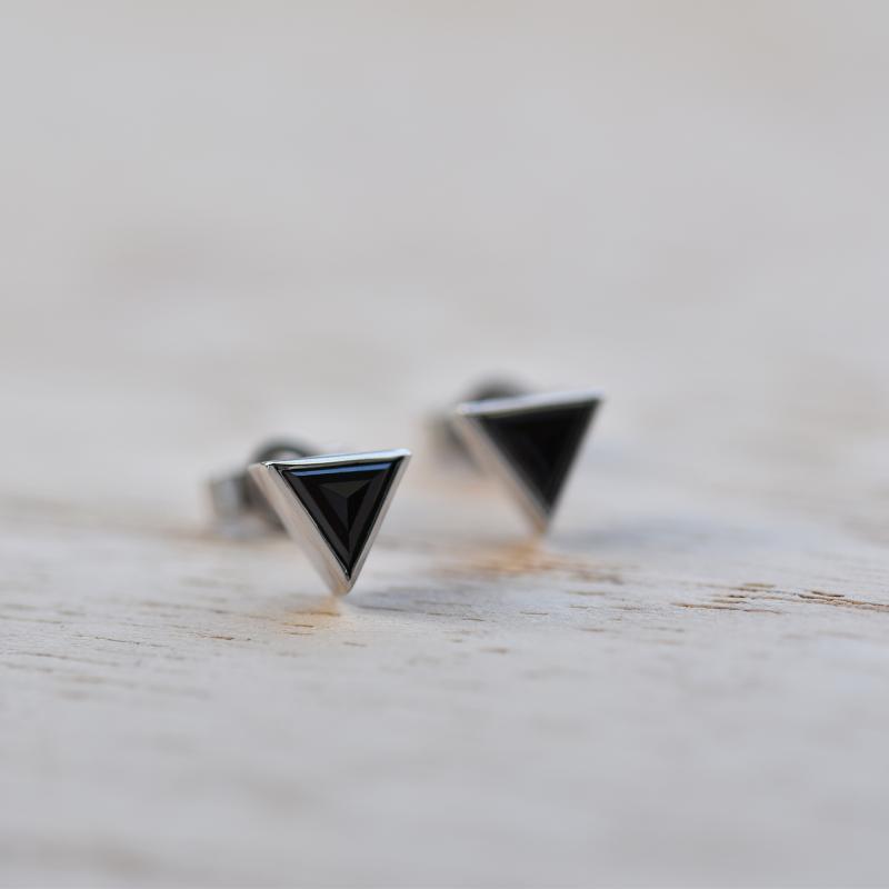Goldene dreieckige Ohrringe mit Diamanten 40196
