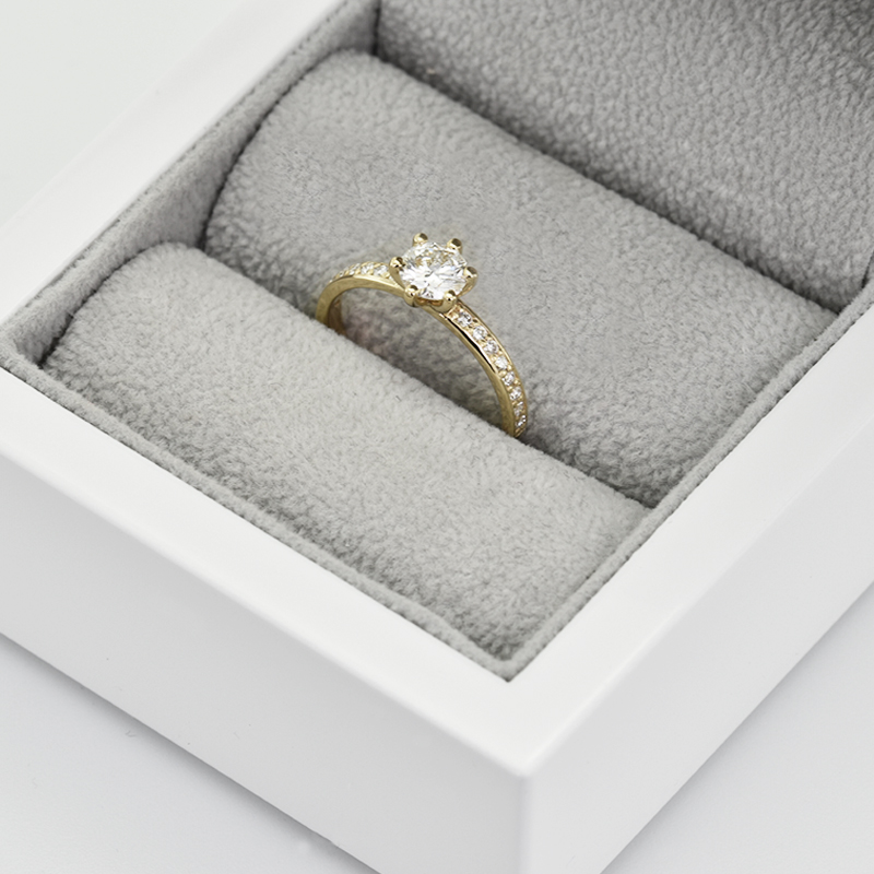 Verlobungsring aus Gold mit Diamant im Solitär-Pave Stil Vanan 41756